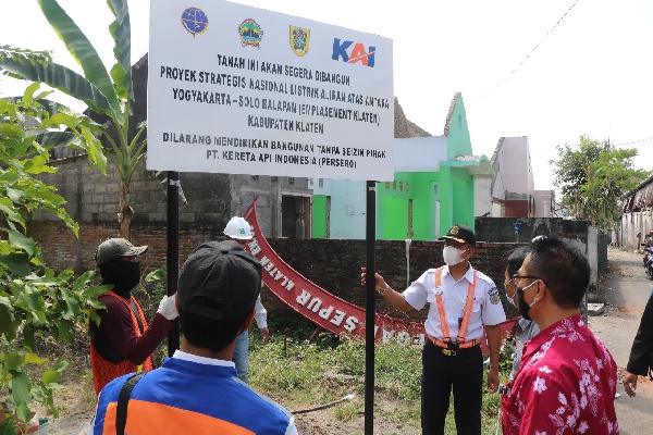 KAI Daop 6 menggandeng aparat kewilayahan dan kepolisian mengamankan aset negara di wilayah kerja Daop 6. (Foto: Istimewa/Humas KAI Daop 6)