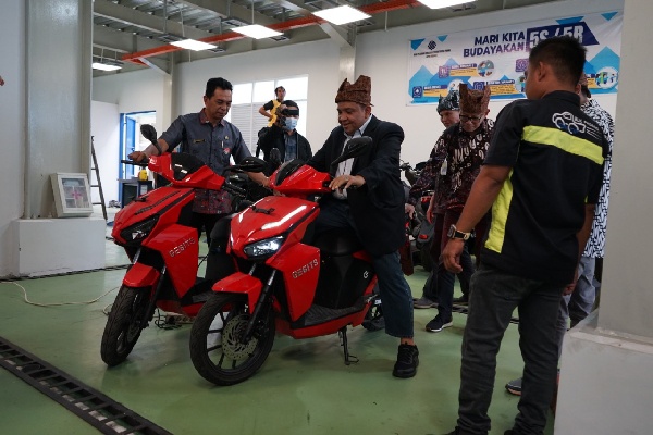 Wamenaker, Afriansyah Noor didampingi Direktur Bina Intala, Syamsi Hari dan Kabid Industrial dan Pengawasan Kemnaker Sumbar serta Kepala BPVP Padang, Eka Cahyana Adi melihat motor listrik yang jadi bahan ajar di workshop otomotif BPVP Padang. (Foto: Istim