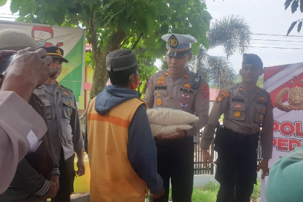 Kasat Lantas Polres Dharmasraya, Iptu Sayyid Malik Ibrahim menyerahkan bantuan sosial (bansos) kepada masyarakat dalam rangka Hari Lalu Lintas ke-67. (Foto: Istimewa/Dok. Satlantas Polres Dharmasraya)