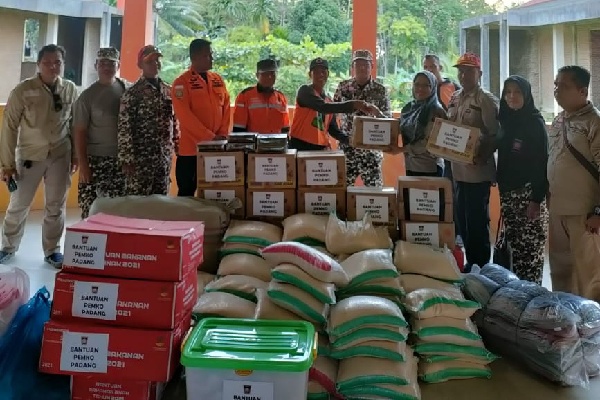 Penyerahan bantuan kemanusiaan korban terdampak gempa Mentawai oleh Pemko Padang. (Foto: Istimewa/Dok. Dinsos Padang)