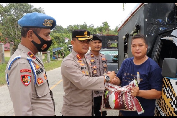 Kapolres Kepulauan Mentawai, AKBP Mu'at membagikan bantuan sosial (Bansos) kepada masyarakat sebagai respons atas kenaikan harga BBM bersubsidi. (Foto: Istimewa/Dok. Polres Kepulauan Mentawai)