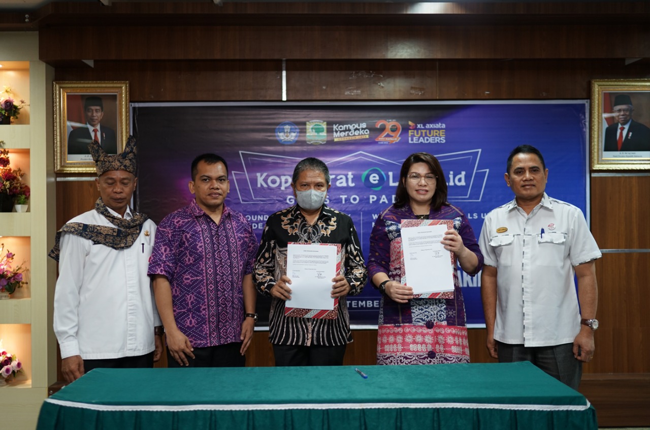 Perwakilan XL Axiata, Group Head XL Axiata West Region, Desy Sari Dewi (kedua dari kanan) dengan perwakilan Universitas Andalas, Wakil Rektor 4 Bidang Perencanaan, Riset, Inovasi, dan Kerjasama Universitas Andalas, Dr. Hefrizal Handra, M.Soc. (tengah) yan