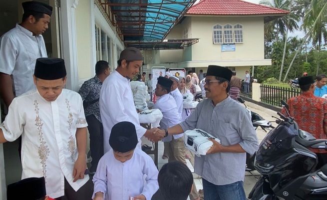 Penyerahan nasi kotak Jumat Berkah dari Andre Rosiade untuk jamaah Masjid Baiturrahim, Jorong Baringin, Nagari Baringin, Lima Kaum, Kabupaten Tanah Datar. (Foto: Istimewa/Dok. Tim AR)