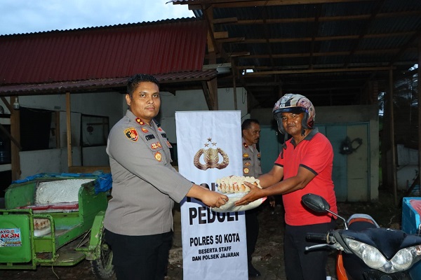 Kapolres Limapuluh Kota, AKBP Ricardo Condrat Yusuf menyerahkan bantuan sosial (bansos) ke masyarakat. (Foto: Istimewa/Dok. Humas Polres Limapuluh Kota)