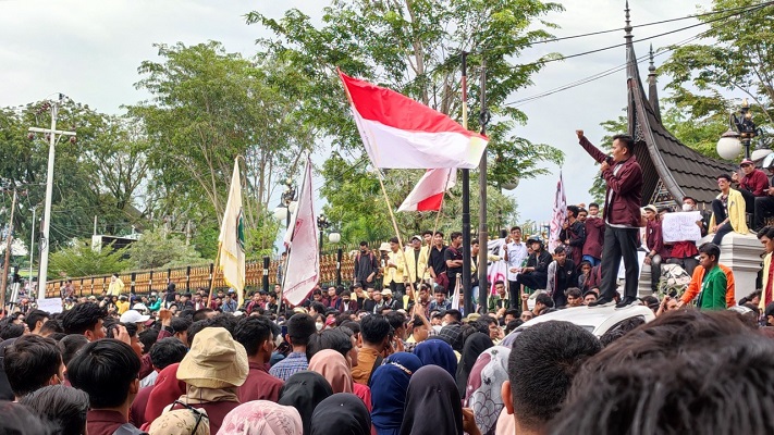 Unjuk rasa mahasiswa yang tergabung ke dalam Aliansi BEM SB. (Foto: Halonusa.com/Dok. Muhammad Aidil)