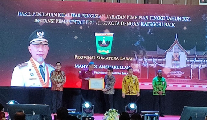 Penyerahan penghargaan dari KASN kepada Pemprov Sumbar. (Foto: Adpim Sumbar)