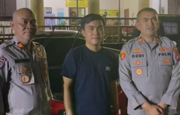 Tangkapan layar Kapolsek Palmerah AKP Dodi Abdul Rohim (kanan) bersama Rezki Achyana. (Foto: Republika)