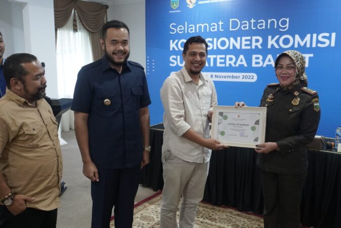 Ketua KI Sumbar Nofal Wiska bersama Wali Kota Padang Panjang Fadly Amran dan Komisioner Adrian Tuswandi. (Foto: Humas KI Sumbar)