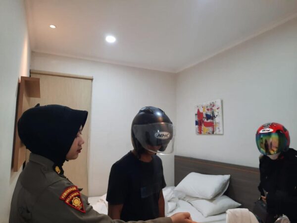 Satpol PP Padang amankan pasangan yang bukan suami istri nginap di hotel. (Foto: Satpol PP Padang)