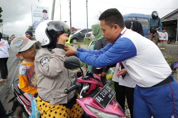 PT Hayati Pratama Mandiri bagi puluhan helm SNI di Baso Kabupaten Agam. (Foto: Humas Hayati)