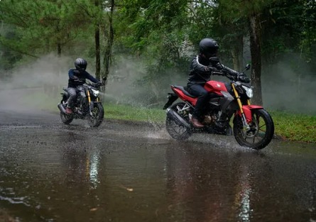 Tips berkendara dengan aman di tengah cuaca ekstrem. (Foto: Honda Hayati)