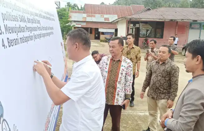 Bawaslu Sumbar saat berada di Kampung Pengawas Pemilu di Kabupaten 50 Kota. (Foto: Humas Bawaslu)