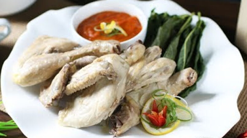 Ayam Pop khas Minang yang berasal dari Bukittinggi. (Foto: Youtube Simple Rudy)