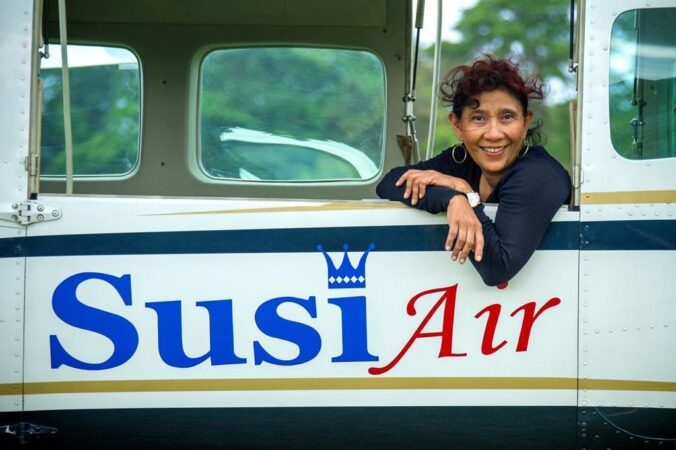 Susi Pudjiastuti saat duduk di atas pesawat Susi Air. (Foto: @susipudjiastuti115)