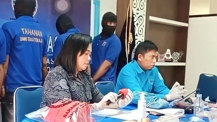 Salah satu tersangka pengedar narkoba mengaku dilindungi Polres saat konferensi pers BNNK Tana Toraja, Rabu (15/2/2023).  (Foto: Istimewa)