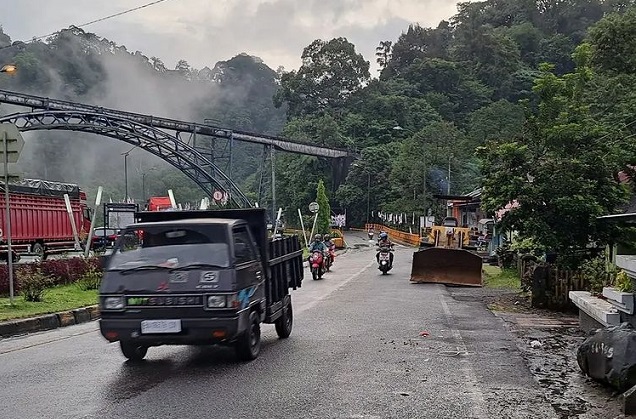 Sebagai Informasi arus lalu lintas kawasan Silaing sudah bisa di lalui. (Foto: Polres Padangpanjang)