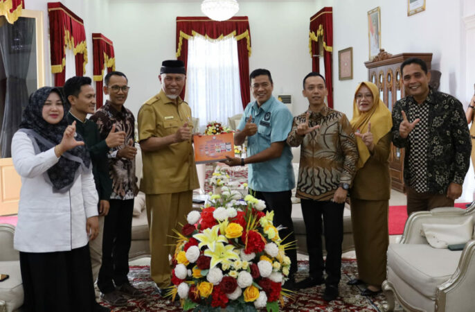 Kunjungan KPID Sumbar ke kediaman Gubernur Sumatera Barat Mahyeldi Ansharullah. (Foto: Istimewa)