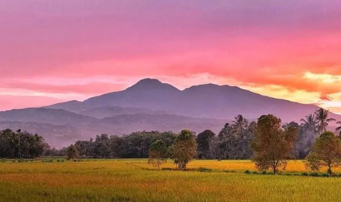 Indahnya pemandangan Gunung Talang yang ada di Desa Kinari, Kecamatan Bukit Sundi, Kabupaten Solok (foto: Instagram @SersanPalala)