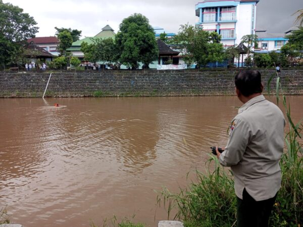 Petugas BPBD Kota Padang tengah mencari korban hanyut di Sungai Batang Kuranji, Selasa 21 Februari 2023. (Foto: Istimewa)