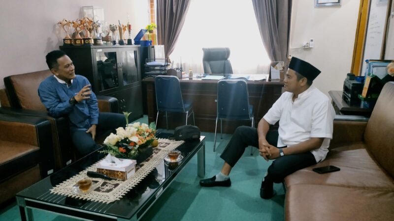 Koordinator Bidang Isi Siaran KPID  Sumbar, Ficky Tri Saputra bersama Kepala DP3AP2KB Kota Padang Eri Sendjaya. (Foto: Istimewa)