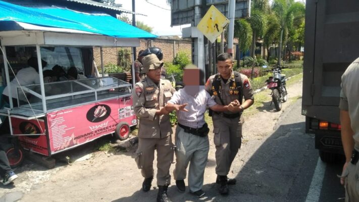 Satpol PP Padang amakan pengemis di perempatan lampu merah. (Foto: Istimewa)