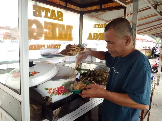 Ujang Turki, pedagang Sate Mega yang memiliki kuah putih dan berbeda dibandingkan dengan kuah sate lainnya. (Foto: Diskominfo Kota Padang)