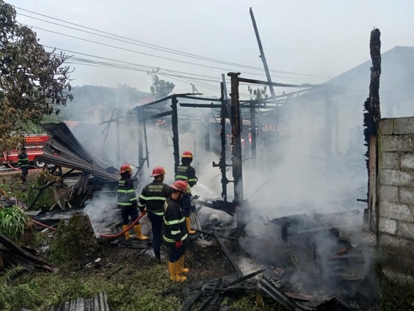 Proses pemadaman api di Bungus Teluk Kabung, Kota Padang, Minggu 19 Februari 2023. (Foto: Damkar Kota Padang)