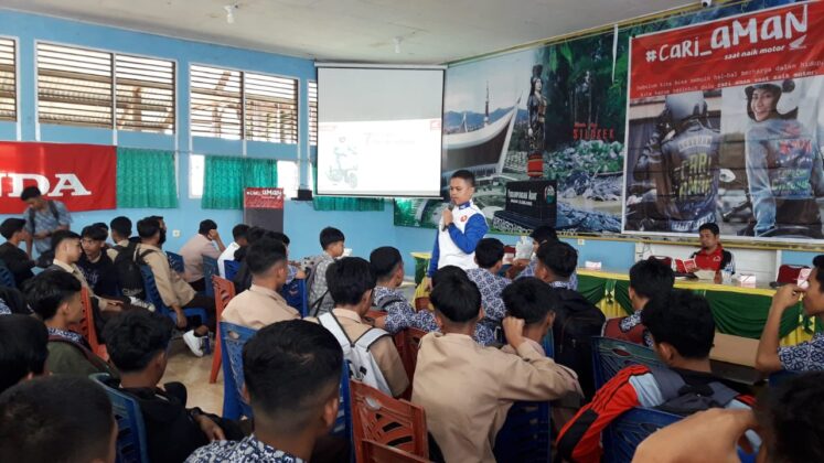 Honda Hayati menggelar edukasi safety riding dalam rangkaian event Techno Sport Cup yang diadakan di SMKN 2 Sijunjung pada Kamis, 9 Februari 2023. (Foto: Halonusa.com)