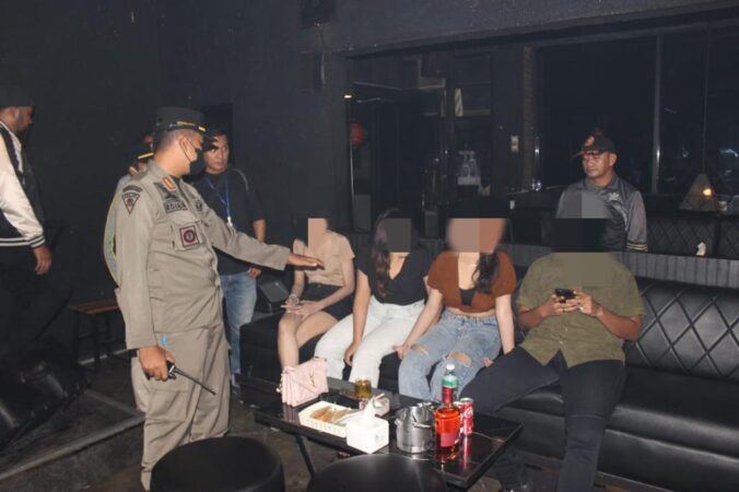 Tim Gabungan berhasil mengamankan 15 perempuan dan 2 laki-laki di sejumlah tempat hiburan malam di Kota Padang. (Foto: Satpol PP Padang)