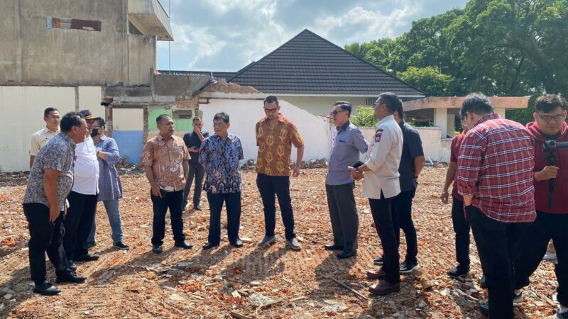 Kunjungan anggota DPR RI Utut Adianto bersama Kepala Dinas Pendidikan dan Kebudayaan Kota Padang Yopi Krislova ke rumah singgah Bung Karno yang sudah rata dengan tanah. (Foto: Halonusa.com)