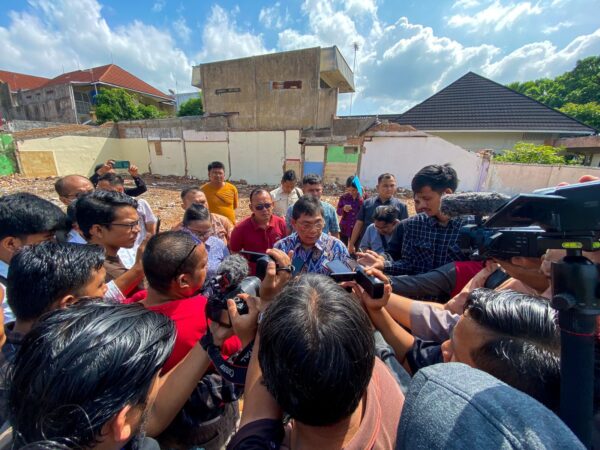 Anggota Dewan Perwakilan Rakyat (DPR) RI Fraksi PDI-P, Utut Adianto tinjau cagar budaya rumah singgah Bung Karno di Padang. (Foto: Heru Candriko/Halonusa.com)