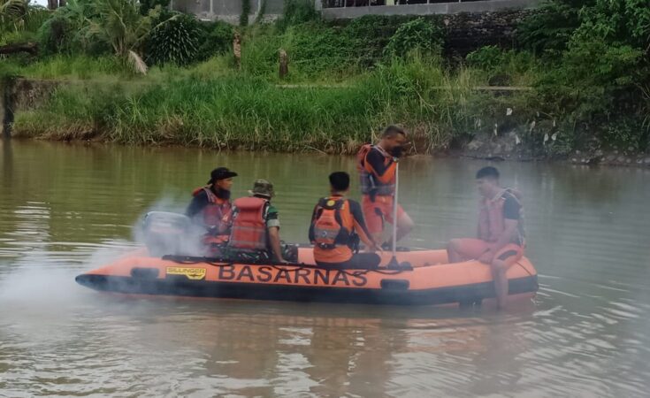 Tim Basarnas melakukan pencarian korban hanyut di Batang Kuranji Padang