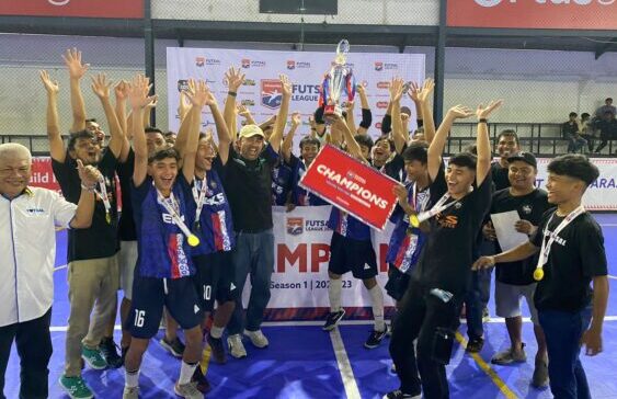 Selebrasi Eks Futsal usai juarai Liga Futsal Infosumbar U-18 2022/2023 di Lapangan Futsal Rafhely Bypass, Minggu 26 Februari 2023. (Foto: Halonusa.com)