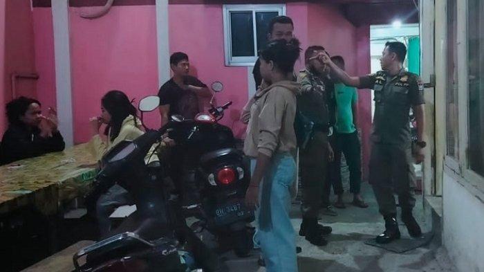 Satpol PP Padang amankan 2 pasang bukan suami istri. (Foto: Istimewa)