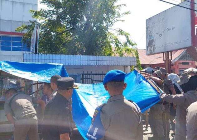 Satpol PP Padang saat pembongkaran lapak PKL yang berada di kawasan Jalan Khatib Sulaiman. (Foto: Humas Satpol PP Padang)