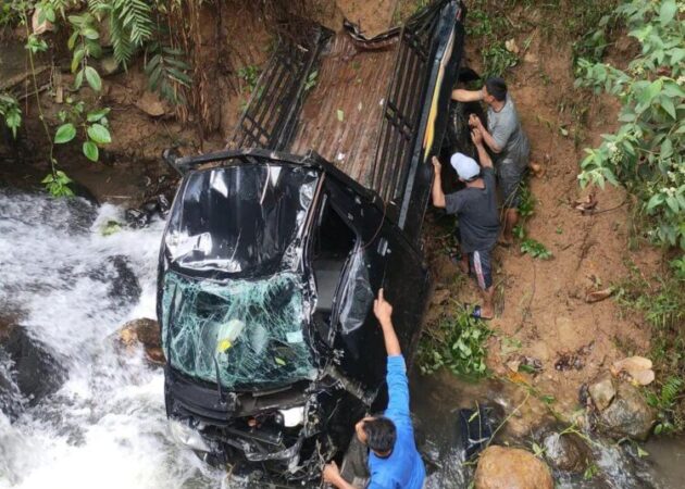 Evakuasi mobil pickup Gran Max yang masuk jurang di Kabupaten Solok, Minggu 19 Maret 2023. (Foto: Istimewa)