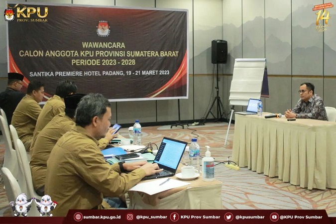 Tim Seleksi Calon Anggota KPU Provinsi Sumatera Barat saat mewawancarai Gebril Daulai, Senin 20 Maret 2023. (Foto: KPU Sumbar)