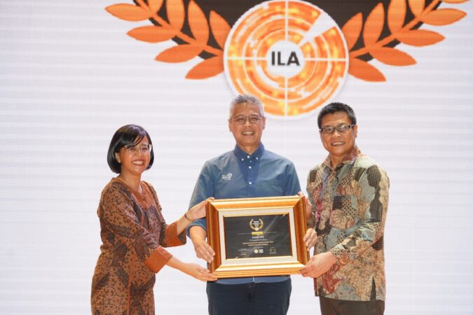 Director of Indonesia Industry Outlook, Anastasia Eko Putri; Head of PR, Marcomm, & Event, Laurentius Iwan Pranoto; Yuswohady, Founding Chairman Indonesia Industry Outlook saat penyerahan penghargaan Indonesia Industry Leadership Awards 2023. (Foto: Asura