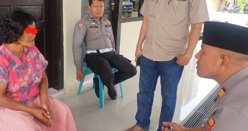 Nenek yang aniaya bocah di atas angkot di Padang saat diperiksa Polsek Koto Tangah. (Foto: Istimewa)