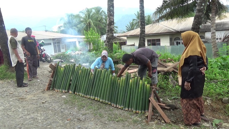 Tradisi Malamang di Kota Padang (Foto Halonusa)