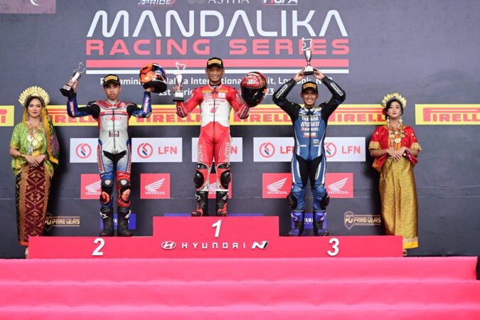 Pebalap Astra naik podium di ajang Mandalika Racing Series Pertamina Mandalika International Street Circuit, Nusa Tenggara Barat. (Foto: AHM)