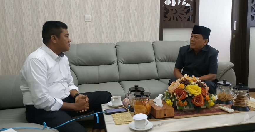 Koordinator Bidang Isi Siaran KPID Sumbar, Ficky Tri Saputra dan Wakil Ketua DPRD Sumbar Suwirpen Suib. (Foto: Istimewa)