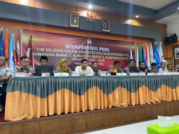 Pendafatran komisioner KPU Kabupaten dan kota resmi dibuka. (Foto: Heru Candriko/Halonusa.com)