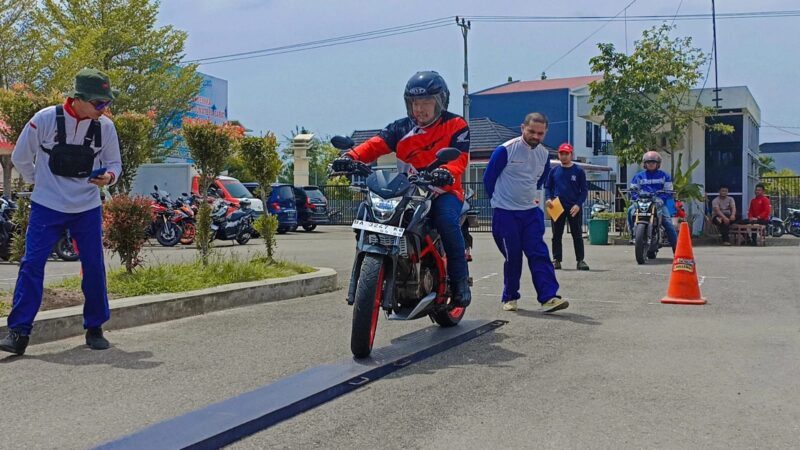 Seleksi Kompetisi Regional Instruktur Safety Riding Advisor Community 2023 di Lapangan PGRI Convention Center, Minggu 19 Maret 2023. (Foto: Honda Hayati)