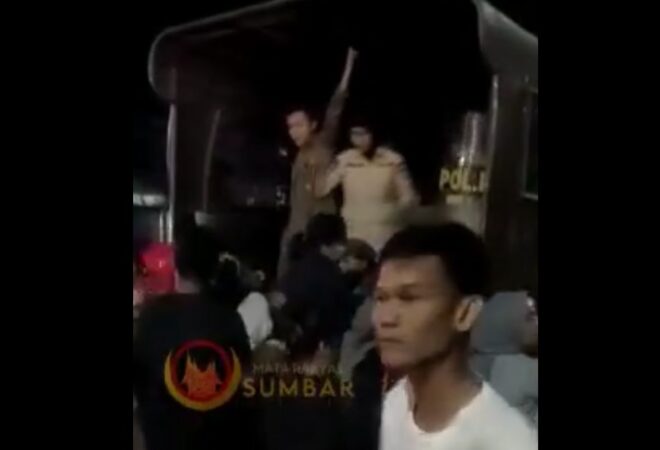 Kericuhan yang terjadi di kawasan Danau Cimpago antara warga dan Satpol PP Kota Padang. (Tangkapan Layar IG @matarakyat_sumbar)