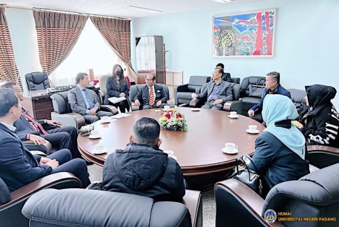 Universitas Negeri Padang pada saat tandatangan kerjasama MoU di Korea Selatan. (Foto: Humas UNP)