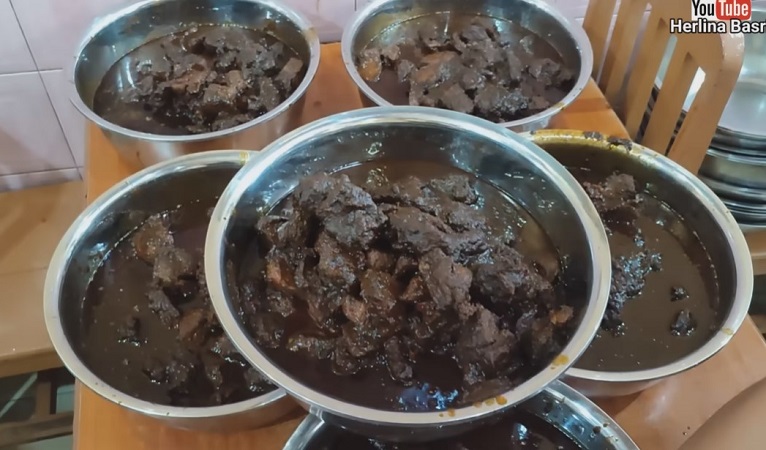 Rendang di Restoran Selamat, Kota Padang. (Foto: Youtube Herlina Basri)