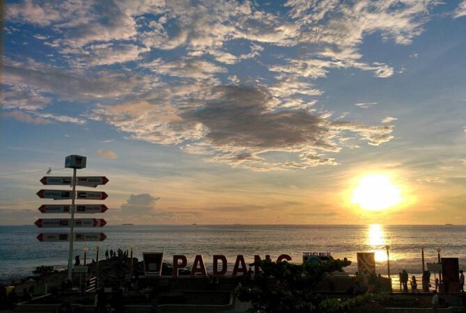 Sunset Pantai Padang. (Foto: Saribundo.biz)