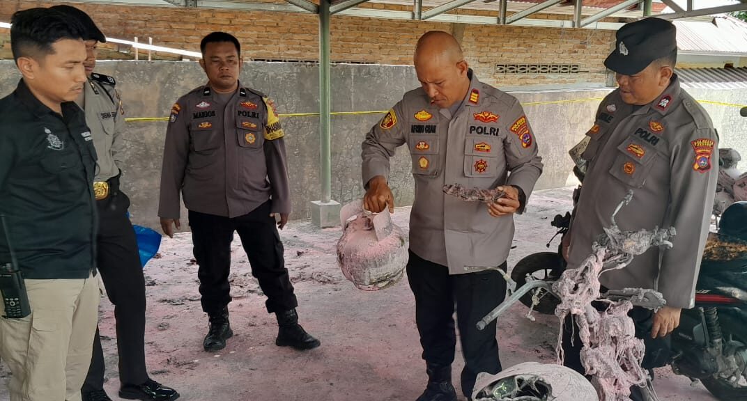 Polisi mengamankan barang bukti kebakaran di SD Ar-Risalah Padang