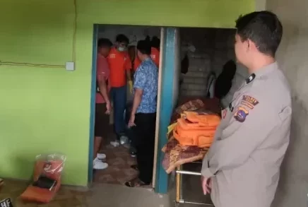 Polisi melakukan identifikasi korban yang ditemukan tergantung di Alahan Panjang, Solok